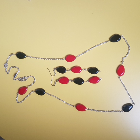 SET | Earrings and Necklace | Red & Black | Handmade - Picture 5 of 10
